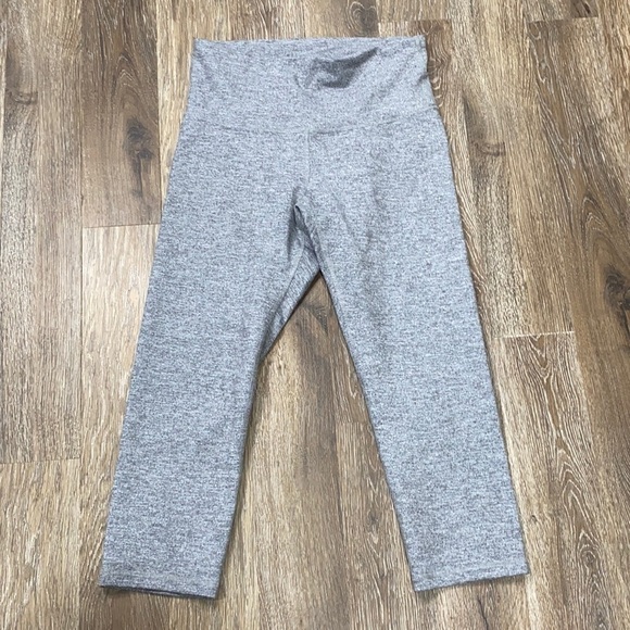 Old navy active Capri pants - Picture 1 of 4